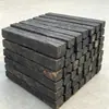 Dormentes antigos podem ser usados como bases para equipamentos e camas temporárias em canteiros de obras, oferecendo boa resistência ao desgaste.
