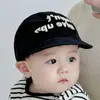 Gorra de béisbol de estilo coreano con bloques de color de colores frescos, gorra versátil con letras para protección solar para estudiantes en primavera y otoño