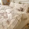 Conjunto de quatro peças de leite espesso de inverno com acabamento em renda, adequado para dormitórios estudantis, conjunto de três peças, estilo saia de cama amigável à pele, atacado de moletom