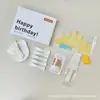 Utensilios para pastel cumpleaños juego de regalo de seis piezas tienda de repostería juego de suministros para fiesta al por mayor juego de cubiertos y platos desechables
