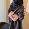 Nova Bolsa Quadrada Pequena Estilosa e Elegante com um Toque Vintage, Versátil para o Uso Diário e Deslocamento, Bolsa Baguete de Ombro