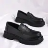 Sapatos de Couro Slip-On Cuidadosamente Selecionados para Homens, Sapatos com Aumento de Altura para Pessoas de Baixa Estatura, Sapatos Casuais de Bico Redondo com Solado Grosso, Sapatos Casuais para Cabeleireiros Tamanho Grande para Exportação