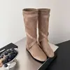 Botas retro de ante mate con plataforma interior y hebilla de tira cruzada, nuevo estilo otoño 2026, cómodas, ligeras y adelgazantes, adecuadas para montar