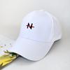 Boné de primavera e verão para mulheres de estilo coreano com letras bordadas Casual Student Fashion Cyber Celebrity Face Covering Boné de beisebol Variedade