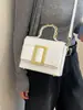 Bolsa de Mão com Textura Cruzada 2026 Verão Nova Bolsa Feminina Estilo Retrô Bolsa de Ombro Decoração com Cinto de Couro Bolsa Transversal