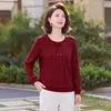 Blusas de otoño de manga larga para mujeres de mediana edad, camisetas básicas para madres elegantes de más de 60, nuevas camisetas versátiles de cuello redondo para mujer