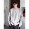 Suéter Henley Retro Americano Novo para Homens 2026, Estilo Casual de Inverno com Etiqueta de Couro nas Costas, Jaqueta de Tricô