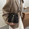 Bolsos Retro Europeos y Americanos, Bolsos de Mujer, Nuevos Bolsos Cubo Frosty de Moda, Bolsos Cruzados de Hombro con Cadena y Cordón al por Mayor