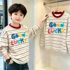 Camiseta básica listrada para meninos, novo modelo primavera e outono 2026, camiseta infantil de manga longa 100% algodão, blusa interna para crianças maiores, camiseta da moda estilo rua