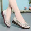 Zapatos de Mujer de Malla Hueca en Piel Suave 2026 Verano Nuevos Transpirables de Piel de Vaca Suela Suave Zapatos para Mamá Sandalias Resistentes al Desgaste para Personas de Mediana Edad y Mayores