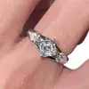 Anillo Cuadrado de Diamante Geométrico de Lujo Ligero de la Edad Media Circonita Incrustada Bicolor Diseño de Nicho de Alta Calidad Anillo para el Dedo de Alta Retención