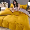 Venta al por mayor del fabricante Juego de cuatro piezas de color sólido de lujo ligero Rojo brillante Sábanas de cama bordadas para bodas Funda de edredón Algodón lavado Ropa de cama cepillada
