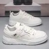 Zapatos de verano para hombre, nuevos zapatos transpirables, estilo coreano, modernos, combinables, blancos, con plataforma, informales.