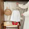 Conjunto Jeans Curto de Lapela para Meninas na Primavera e Outono para Crianças Pequenas, Top Versátil Soltinho + Calça Longa Branca Ampla e Fluida