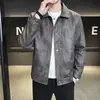 Estação de primavera e outono, jaqueta de couro masculina moderna e estilosa com gola lapela, exalando uma vibe sofisticada e descolada, jaqueta de couro casual, sobretudo curto masculino