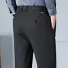 Colección de otoño e invierno: Pantalones casuales para hombre, ligeros, de cintura alta y pierna recta, con una mezcla de lana para una caída suave y un ajuste a medida, perfectos para papás.