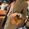 Bolso bandolera ancho para axila para mujer 2023 nuevo moderno de alta gama moda nicho cuero vacuno bolso bandolera de hombro para mujer