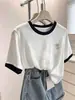 Hombro normal Algodón de copo de nieve Cuello redondo Bloque de color Manga corta Camiseta Diseño para mujer Sentido de la moda Nicho Moderno Elegante Top Capa base Verano