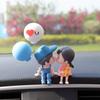 Ornamentos de carro de celebridade da internet atacado acessórios de interior de carro bonecos de casal fofos beijando decoração do console central suprimentos