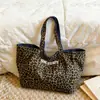 Bolso de lona de doble cara con estampado de leopardo estilo coreano para mujer, nuevo bolso de hombro casual de mezclilla estilo perezoso, bolsa de mano de gran capacidad para el día a día
