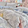 Conjunto de cuatro piezas de hilo suave y esponjoso tipo nube, Clase A, apto para bebés, conjunto de tres piezas para dormitorio de estudiante, sábana de dormir sin estampado estilo caricatura