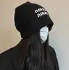 Gorro de Invierno de Moda Estilo Coreano para Mujer con Circunferencia de Cabeza Grande, Adelgazante del Rostro, Cálido, Protector de Orejas, Elegante Turbante de Felpa con Letras