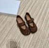 Sapatos Mary Jane de Pele de Ovelha Estampa de Leopardo para Mulheres Outono 2025 Novo Retro Versão Coreana com Aumento Interno de Altura Solado Macio Bico Baixo Sapatos de Salto Único