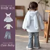 Super Lindo Conjunto de Invierno para Niñas Chaqueta con Orejas de Conejo para Niña Pequeña Pantalones de Micro Campana Elegantes Conjunto de Tres Piezas Ropa Coreana para Niños