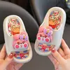 Chinelos infantis para meninos e meninas primavera e verão 2024 desenho animado 3D desodorante antiderrapante banho interno chinelos infantis grandes e médios