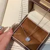 Colar com pingente de zircônia geométrica de alta qualidade, temperamento super fada, para mulheres, design de nicho, corrente para clavícula em aço titânio, acessório gargantilha