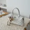 Bolsa Pequena Acolchoada Versátil para Mulheres, Novo Modelo 2026 para Trabalho e Deslocamento, Bolsa de Mão Tipo Almofada, Bolsa Transversal Estilosa para o Início da Primavera