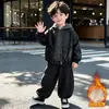 Conjunto de roupa de inverno para meninos 2026 novo estiloso bebê outono e inverno jaqueta xadrez conjunto de três peças roupas de inverno infantis