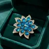 Broche de Flor de Joya Colorida de Pétalos Multicapa Forma de Gota de Agua Broche de Corsage de Aleación con Pedrería Colorida para Abrigos de Mujer Pin Decorativo