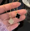 Colar de Trevo de Quatro Folhas de Luxo Leve Estilo Francês para Mulheres, Corrente para Clavícula Fresca e Doce Coreana e Japonesa, Moderno, Elegante, Versátil, Gargantilha de Alta Qualidade