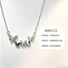 Collar de Cinco Mariposas Delicadamente Incrustadas con Diamantes para Mujer 2026 Modelo Nuevo Lujo Ligero Gama Alta Acero de Titanio No se Desvanece Cadena para la Clavícula