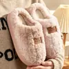 Nuevo estilo 2026, forradas de felpa y engrosadas, cálidas pantuflas de algodón para parejas para mujer, adecuadas para otoño e invierno, con suelas suaves, silenciosas, y diseñadas para uso en interiores para mantener los pies calientes