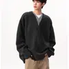 Suéter de Contraste Falso Duas Peças com Gola V para Homens e Mulheres no Outono e Inverno, Design Preguiçoso, Solto, Casual e Versátil, Tendência de Jaqueta