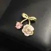 Broche de Rosa Rosa Cereza con un Diseño Dulce y Elegante Estilo Coreano, Presentando Delicadas Piedras Incrustadas, un Pin Frutal y Floral de Nicho para Mujeres