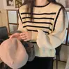 Suéter Tejido a Rayas con Costuras de Gasa Falso Dos Piezas para Mujer Diseño de Otoño e Invierno Camisa Base Interior Top de Manga Abullonada