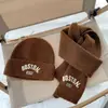 Conjunto de gorro y bufanda de punto estilo coreano para niños, unisex, con letras bordadas, color liso, versátil y diseño que cubre las orejas