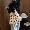 Bolso de lona grande de lunares retro único para mujer, nuevo estilo de verano 2026, bolso de hombro casual, bolso tote para la ciudad