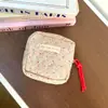 Bolsa pequeña cuadrada acolchada linda estilo coreano para niñas, mini bolsa con cremallera y correa colgante floral para guardar toallas sanitarias portátil para mujeres