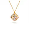Colar com Pingente de Trevo de Quatro Folhas Rotatório de Zircônia de Quatro Cores Estilo Vintage de Luxo Leve Corrente para Clavícula com Design Banhado a Ouro