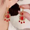 Exquisitos y hermosos aretes con borlas y candado de paz rojo para mujer, 2024, nuevos diseños de nicho con gancho para la oreja avanzado.