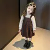 Conjunto de Otoño para Niña 2026 Nuevo Moderno Vestido de Tirantes a Cuadros con Camisa de Manga Larga Color Albaricoque, Conjunto de Dos Piezas Estilo Coreano