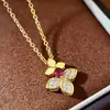 Colar com Pingente de Flor de Pétalas Três Folhas Metalizado Brilhante, Versátil e da Moda, com Diamantes Vermelho-Rosa e Pétalas de Três Folhas Totalmente Cravejadas de Diamantes