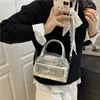 Bolsa de Bowling de Renda para Segurar na Mão para Mulheres 2025 Nova de Verão Simples Laço Menina Ombro Transversal Pequena Quadrada