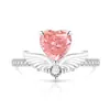 Anillo de Alas de Ángel con Forma de Corazón Cortado Flor de Hielo de Piedra Preciosa de Color de Venta Caliente en Transmisión en Vivo, Anillo de Alas con Forma de Corazón de Diamante de Alto Carbono Galvanizado en Oro Real