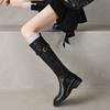 Botas de Cavaleiro de Couro Retrô Cool Francês Outono e Inverno Novas Bico Redondo Salto Baixo Botas Longas Zíper Lateral Fivela de Cinto Sapatos Femininos