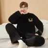 2026 Novo Estilo Conjunto de Pijama Masculino de Pelúcia Bordado de Gato Fofo Conjunto de Gola Redonda Espessado Solto